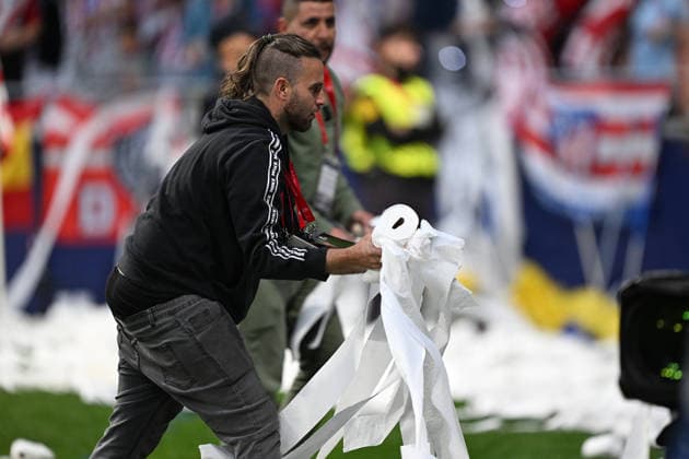 Atletico Madrid v Arsenal - UEFA Champions League MADRID, SPAIN - APRIL 29: Staff cleans toilet paper, thrown by fans onto the field, ahead of the first leg of the UEFA Champions League semifinals match between Atletico Madrid and Arsenal at Riyadh Air Metropolitano Stadium in Madrid, Spain on April 29, 2026. Burak Akbulut Anadolu Madrid Spain. Editorial use only. Please get in touch for any other usage.  Copyright: x2026xAnadoluxBurakxAkbulutx