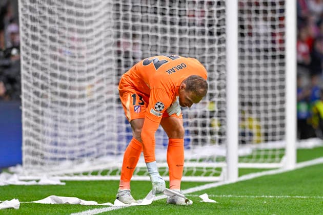 April 29, 2026, Madrid, Madrid, Spain: JAN OBLAK of Atletico de Madrid picking up a roll of paper during the Champions League first semifinal match between ATLETICO DE MADRID and ARSENAL FOOTBALL CLUB, held on April 29, 2026, at the Riyadh Air Metropolitano, Madrid, Spain. ATLETICO DE MADRID Vs ARSENAL FOOTBALL CLUB Champions League Match, Season 25 26 (04.29.26)  - ZUMAc312 20260429_zsp_c312_266 Copyright: xOscarxManuelxSanchezx