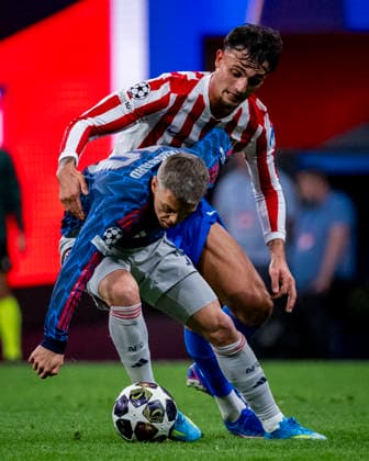 Atletico de Madrid v Arsenal FC - UEFA Champions League 2025 26 Semi Final First Leg MADRID, SPAIN - APRIL 29: Leandro Trossard of Arsenal FC (L) is in action with the ball defended by Marc Pubill of Atletico de Madrid (R) during during the UEFA Champions League 2025 26 Semi Final First Leg match between Atletico de Madrid and Arsenal FC at Estadio Riyadh Air Metropolitano on April 29, 2026 in Madrid, Spain. Madrid Estadio Riyadh Air Metropolitano Madrid Spain Copyright: xAlbertoxGardinx AGardin_20260429_Foot_Cham_Atl_Mad_Ars_0217