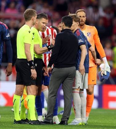 Arsenal manager Mikel Arteta speaks with referee Danny Makkelie at full time Atletico Madrid v Arsenal, UEFA Champions League, Semi Final, First Leg, Football, Riyadh Air Metropolitano, Madrid, Spain - 29 Apr 2026Madrid Riyadh Air Metropolitano Spain EDITORIAL USE ONLY No use with unauthorised audio, video, data, fixture lists, club league logos or live services. Online in-match use limited to 120 images, no video emulation. No use in betting, games or single club league player publications.  Copyright: xKieranxMcManus Shutterstockx 16847970be