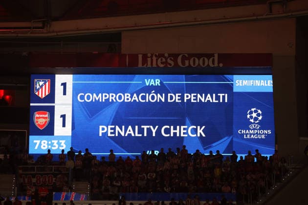 Spain - Atletico de Madrid vs Arsenal FC - 29 04 2026 SPAIN, MADRID, APRIL 29. Penalty check sign is shown on the giant screen during the UEFA Champions League Semi-Final First Leg football match between Atletico de Madrid and Arsenal FC at Estadio Riyadh Air Metropolitano on April 29, 2026 in Madrid, Spain. Photo by Manuel Blondeau AOP.Press Madrid Riyadh Air Metropolitano Spain Copyright: x ManuelxBlondeau AOP.Pressx AOP20260429-00007