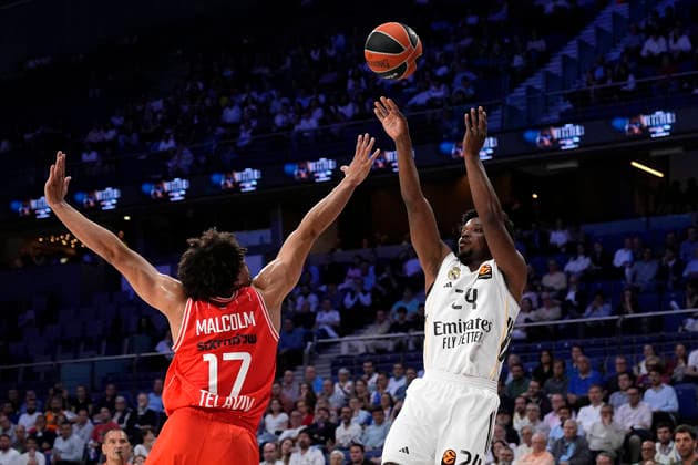 Real Madrid s Andres Feliz (r) and Hapoel Ibi Tel Aviv s Collin Malcolm during Euroleague Play-offs Game 1 match. April 29, 2026. (20260429290)
