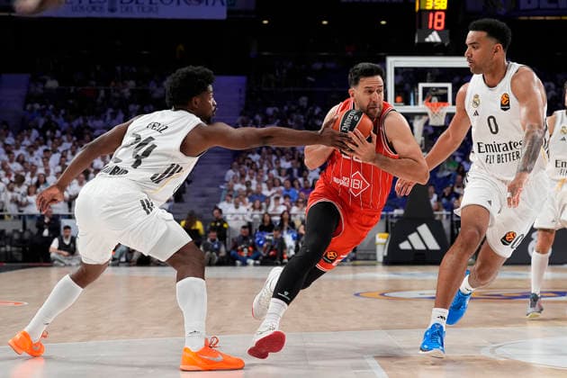 Real Madrid s Andres Feliz (l) and Try Lyles (r) and Hapoel Ibi Tel Aviv s Vasilije Micic during Euroleague Play-offs Game 1 match. April 29, 2026. (20260429585)