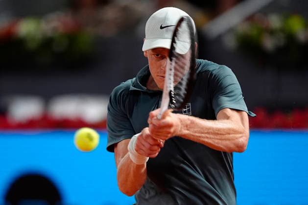 2026 Mutua Madrid Open in Madrid - 29 Apr 2026 Jannik Sinner of Italy plays against Rafa Jódar of Spain (not in view) during the Men’s Singles quarter-final match of the 2026 Mutua Madrid Open at La Caja Magica. Madrid Spain Copyright: xGokhanxTanerx xSOPAxImagesx GTANER_SOPAImages_MutuaMadridOpenTennis_Madrid_ESP_29042026_00027
