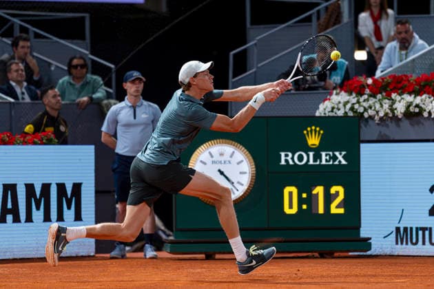 Mutua Madrid Open - Day Ten MADRID, SPAIN - APRIL 29: Jannik Sinner of Italy plays a backhand against Rafael Jodar of Spain during their Madrid Open quarter-final match during the Mutua Madrid Open 2026 tournament celebrated at La Caja Magica on April 29, 2026 in Madrid, Spain. Madrid La Caja Magica Madrid Spain Copyright: xAlbertoxGardinx AGardin_20260429_Tennis_Madrid_Day10_1010