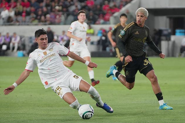 David Martinez (R) of Los Angeles in action against Everardo del Villar (L) of Toluca during a Concacaf Champions League semifinal match between Los Angeles FC and Toluca at BMO Stadium in Los Angeles, United States, 29 April 2026 CONCACAF Champions League: Los Angeles FC vs. Toluca !ACHTUNG: NUR REDAKTIONELLE NUTZUNG!  Copyright: xOmarxAlonsox AMDEP4301 20260430-55020137874_1