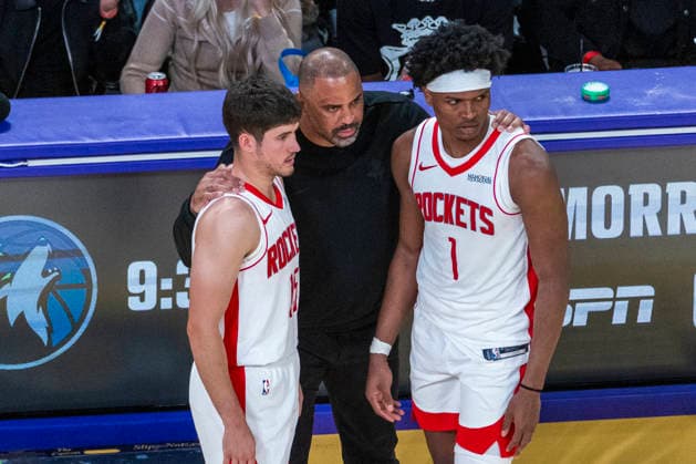April 29, 2026, Los Angeles, California, USA: Houston Rockets head coach Ime Udoka talks with Reed Sheppard (15) and Amen Thompson (1) during Game 5 of a first-round NBA, Basketball Herren, USA playoff series against the Los Angeles Lakers at Crypto.com Arena on Wednesday, April 29, 2026 in Los Angeles. Los Angeles USA - ZUMAc68_ 20260429_zaf_c68_074 Copyright: xRingoxChiux