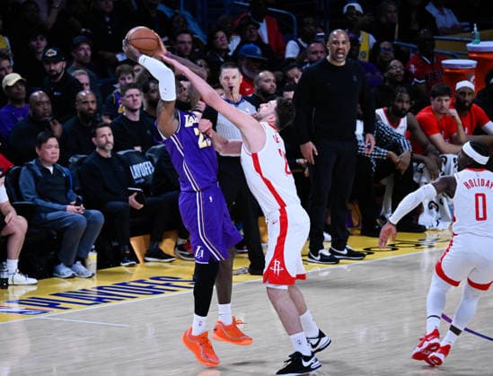 NBA, Basketball Herren, USA Playoff: Los Angeles Lakers vs Houston Rockets in Los Angeles LOS ANGELES, CA - APRIL 29: Alperen Sengun (28) of Rockets in action against LeBron James (23) of Lakers during the NBA playoffs game 5 between Los Angeles Lakers and Houston Rockets at the Crypto.com Arena on April 29, 2026 in Los Angeles, California, United States. Tayfun Coskun Anadolu California United States. Editorial use only. Please get in touch for any other usage.  Copyright: x2026xAnadoluxTayfunxCoskunx