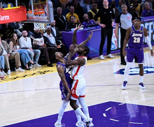 NBA, Basketball Herren, USA Playoff: Los Angeles Lakers vs Houston Rockets in Los Angeles LOS ANGELES, CA - APRIL 29: Tari Eason (right) of Rockets in action against Marcus Smart (left) of Lakers during the NBA playoffs game 5 between Los Angeles Lakers and Houston Rockets at the Crypto.com Arena on April 29, 2026 in Los Angeles, California, United States. Tayfun Coskun Anadolu California United States. Editorial use only. Please get in touch for any other usage.  Copyright: x2026xAnadoluxTayfunxCoskunx