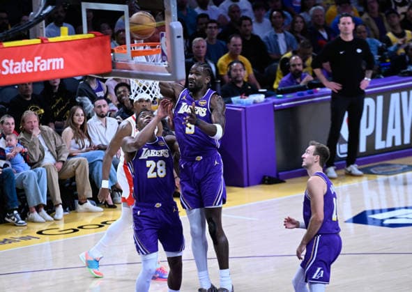 NBA, Basketball Herren, USA Playoff: Los Angeles Lakers vs Houston Rockets in Los Angeles LOS ANGELES, CA - APRIL 29: Deandre Ayton (5) of Lakers goes for basket during the NBA playoffs game 5 between Los Angeles Lakers and Houston Rockets at the Crypto.com Arena on April 29, 2026 in Los Angeles, California, United States. Tayfun Coskun Anadolu California United States. Editorial use only. Please get in touch for any other usage.  Copyright: x2026xAnadoluxTayfunxCoskunx