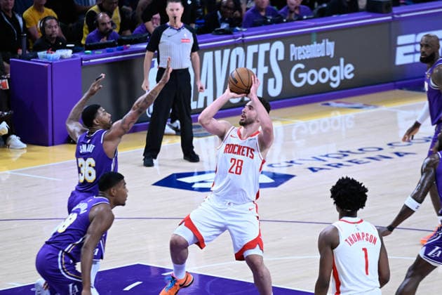 NBA, Basketball Herren, USA Playoff: Los Angeles Lakers vs Houston Rockets in Los Angeles LOS ANGELES, CA - APRIL 29: Alperen Sengun (28) of Rockets in action against Marcus Smart (36) of Lakers during the NBA playoffs game 5 between Los Angeles Lakers and Houston Rockets at the Crypto.com Arena on April 29, 2026 in Los Angeles, California, United States. Tayfun Coskun Anadolu California United States. Editorial use only. Please get in touch for any other usage.  Copyright: x2026xAnadoluxTayfunxCoskunx