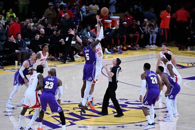 NBA, Basketball Herren, USA Playoff: Los Angeles Lakers vs Houston Rockets in Los Angeles LOS ANGELES, CA - APRIL 29: Alperen Sengun (28) of Rockets and Deandre Ayton (5) of Lakers go for the ball during the NBA playoffs game 5 between Los Angeles Lakers and Houston Rockets at the Crypto.com Arena on April 29, 2026 in Los Angeles, California, United States. Tayfun Coskun Anadolu California United States. Editorial use only. Please get in touch for any other usage.  Copyright: x2026xAnadoluxTayfunxCoskunx
