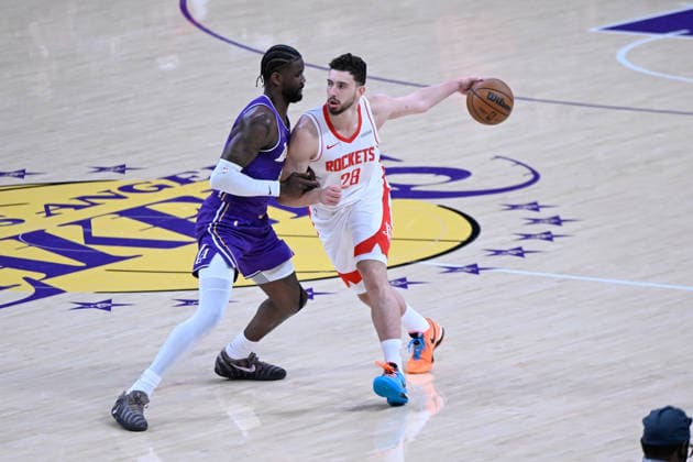 NBA, Basketball Herren, USA Playoff: Los Angeles Lakers vs Houston Rockets in Los Angeles LOS ANGELES, CA - APRIL 29: Alperen Sengun (28) of Rockets in action against Deandre Ayton (5) of Lakers during the NBA playoffs game 5 between Los Angeles Lakers and Houston Rockets at the Crypto.com Arena on April 29, 2026 in Los Angeles, California, United States. Tayfun Coskun Anadolu California United States. Editorial use only. Please get in touch for any other usage.  Copyright: x2026xAnadoluxTayfunxCoskunx