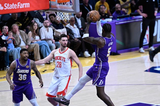 NBA, Basketball Herren, USA Playoff: Los Angeles Lakers vs Houston Rockets in Los Angeles LOS ANGELES, CA - APRIL 29: Alperen Sengun (28) of Rockets in action against Deandre Ayton (5) of Lakers during the NBA playoffs game 5 between Los Angeles Lakers and Houston Rockets at the Crypto.com Arena on April 29, 2026 in Los Angeles, California, United States. Tayfun Coskun Anadolu California United States. Editorial use only. Please get in touch for any other usage.  Copyright: x2026xAnadoluxTayfunxCoskunx