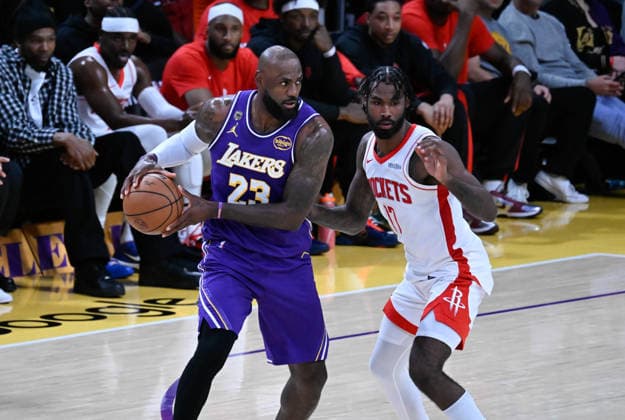 NBA, Basketball Herren, USA Playoff: Los Angeles Lakers vs Houston Rockets in Los Angeles LOS ANGELES, CA - APRIL 29: Tari Eason (17) of Rockets in action against LeBron James (23) of Lakers during the NBA playoffs game 5 between Los Angeles Lakers and Houston Rockets at the Crypto.com Arena on April 29, 2026 in Los Angeles, California, United States. Tayfun Coskun Anadolu California United States. Editorial use only. Please get in touch for any other usage.  Copyright: x2026xAnadoluxTayfunxCoskunx