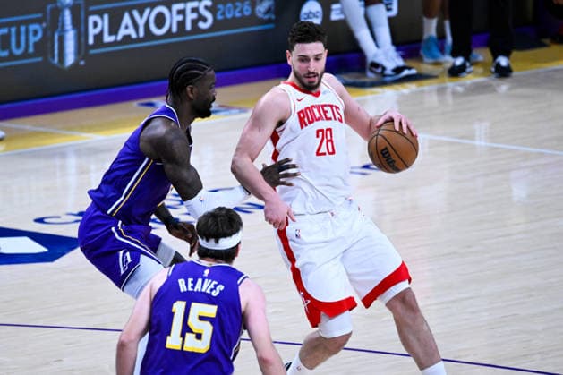 NBA, Basketball Herren, USA Playoff: Los Angeles Lakers vs Houston Rockets in Los Angeles LOS ANGELES, CA - APRIL 29: Alperen Sengun (28) of Rockets in action against Deandre Ayton (left) of Lakers during the NBA playoffs game 5 between Los Angeles Lakers and Houston Rockets at the Crypto.com Arena on April 29, 2026 in Los Angeles, California, United States. Tayfun Coskun Anadolu California United States. Editorial use only. Please get in touch for any other usage.  Copyright: x2026xAnadoluxTayfunxCoskunx