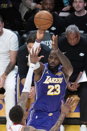 NBA, Basketball Herren, USA Playoff 2026: Rockets 99:93 Lakers Los Angeles Lakers’ LeBron James (23) shoots against Houston Rockets’ Jabari Smith Jr. (10) during Game 5 of a first-round NBA playoff series at Crypto.com Arena on Wednesday, April 29, 2026 in Los Angeles. Los Angeles United States Copyright: xRingoxChiux xSOPAxImagesx 20260429RC.Lakers053