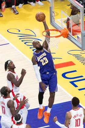 NBA, Basketball Herren, USA Playoff 2026: Rockets 99:93 Lakers Los Angeles Lakers’ LeBron James (23) dunks against the Houston Rockets during Game 5 of a first-round NBA playoff series at Crypto.com Arena on Wednesday, April 29, 2026 in Los Angeles. Los Angeles United States Copyright: xRingoxChiux xSOPAxImagesx 20260429RC.Lakers030