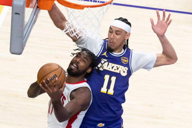 NBA, Basketball Herren, USA Playoff 2026: Rockets 99:93 Lakers Houston Rockets’ Tari Eason (17) goes to the basket under pressure from Los Angeles Lakers’ Jaxson Hayes (11) during Game 5 of a first-round NBA playoff series at Crypto.com Arena on Wednesday, April 29, 2026 in Los Angeles. Los Angeles United States Copyright: xRingoxChiux xSOPAxImagesx 20260429RC.Lakers033