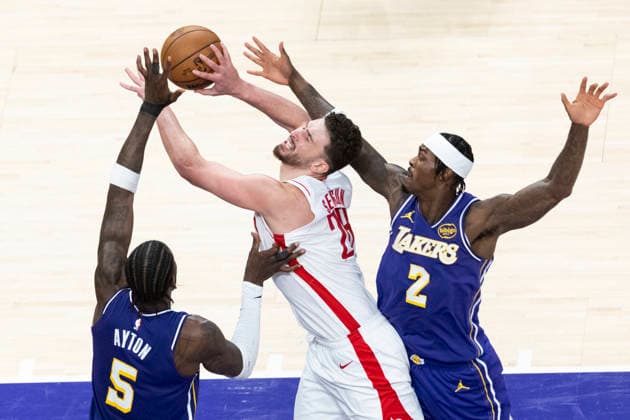NBA, Basketball Herren, USA Playoff 2026: Rockets 99:93 Lakers Houston Rockets’ Alperen Sengun (28) vie for the ball between Los Angeles Lakers’ Deandre Ayton (5) and Jarred Vanderbilt (2) during Game 5 of a first-round NBA playoff series at Crypto.com Arena on Wednesday, April 29, 2026 in Los Angeles. Los Angeles United States Copyright: xRingoxChiux xSOPAxImagesx 20260429RC.Lakers040