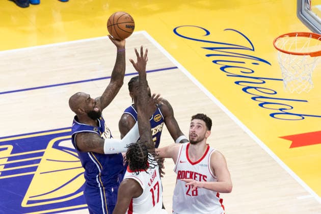 NBA, Basketball Herren, USA Playoff 2026: Rockets 99:93 Lakers Los Angeles Lakers’ LeBron James (23) shoots against Houston Rockets’ Tari Eason (17) and Alperen Sengun (28) during Game 5 of a first-round NBA playoff series at Crypto.com Arena on Wednesday, April 29, 2026 in Los Angeles. Los Angeles United States Copyright: xRingoxChiux xSOPAxImagesx 20260429RC.Lakers047