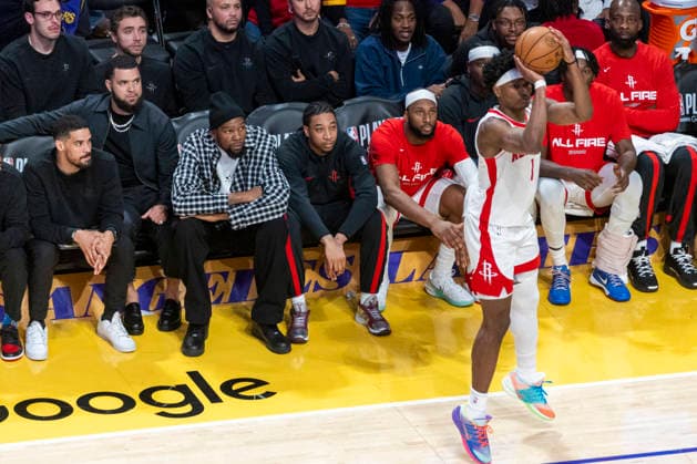 NBA, Basketball Herren, USA Playoff 2026: Rockets 99:93 Lakers Houston Rockets’ Kevin Durant (7) watches from the bench as Amen Thompson (1) shoots against the Los Angeles Lakers during Game 5 of a first-round NBA playoff series at Crypto.com Arena on Wednesday, April 29, 2026 in Los Angeles. Los Angeles United States Copyright: xRingoxChiux xSOPAxImagesx 20260429RC.Lakers052