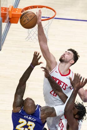 NBA, Basketball Herren, USA Playoff 2026: Rockets 99:93 Lakers Houston Rockets’ Alperen Sengun (28) blocks a shot by Los Angeles Lakers’ LeBron James (23) during Game 5 of a first-round NBA playoff series at Crypto.com Arena on Wednesday, April 29, 2026 in Los Angeles. Los Angeles United States Copyright: xRingoxChiux xSOPAxImagesx 20260429RC.Lakers057