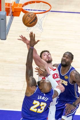 NBA, Basketball Herren, USA Playoff 2026: Rockets 99:93 Lakers Los Angeles Lakers’ LeBron James (23) goes to the basket under pressure from Houston Rockets’ Alperen Sengun (28) during Game 5 of a first-round NBA playoff series at Crypto.com Arena on Wednesday, April 29, 2026 in Los Angeles. Los Angeles United States Copyright: xRingoxChiux xSOPAxImagesx 20260429RC.Lakers069