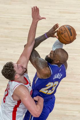 NBA, Basketball Herren, USA Playoff 2026: Rockets 99:93 Lakers Los Angeles Lakers’ LeBron James (23) shoots against Houston Rockets’ Alperen Sengun (28) during Game 5 of a first-round NBA playoff series at Crypto.com Arena on Wednesday, April 29, 2026 in Los Angeles. Los Angeles United States Copyright: xRingoxChiux xSOPAxImagesx 20260429RC.Lakers070