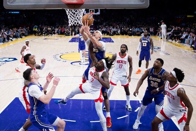 NBA, Basketball Herren, USA Playoff 2026: Rockets 99:93 Lakers Los Angeles Lakers’ Jaxson Hayes (11) goes to the basket against Houston Rockets’ Dorian Finney-Smith (2) during Game 5 of a first-round NBA playoff series at Crypto.com Arena on Wednesday, April 29, 2026 in Los Angeles. Los Angeles United States Copyright: xRingoxChiux xSOPAxImagesx 20260429RC.Lakers076