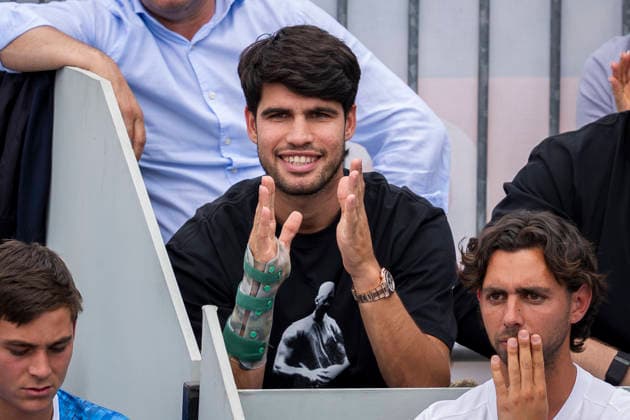 Mutua Madrid Open - Day Eleven MADRID, SPAIN - APRIL 30: Carlos Alcaraz of Spain (C) reacts after a point while watching his brother, Jaime Alcaraz, compete against Poi Mas Tabuena of Spain during the Mutua Madrid Open Sub-16 event ÒEl Futuro del TenisÓ at La Caja M‡gica on April 30, 2026 in Madrid, Spain. Madrid La Caja Magica Madrid Spain Copyright: xAlbertoxGardinx AGardin_20260430_Tennis_Madrid_Day11_0104