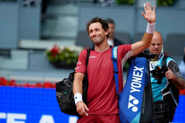 2026 Mutua Madrid Open in Madrid - 30 Apr 2026 Casper Ruud of Norway waves at the fans after the Men’s Singles quarter-final match against Alexander Blockx of Belgium (not in view) of the 2026 Mutua Madrid Open at La Caja Magica. Madrid Spain Copyright: xGokhanxTanerx xSOPAxImagesx GTANER_SOPAImages_MutuaMadridOpenTennis_Madrid_ESP_30042026_00030