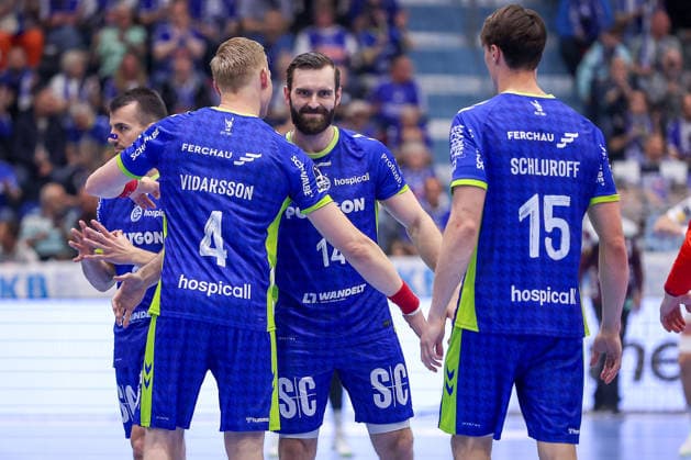 30 04 2026, Handball, 1 HBL, VfL Gummersbach Frisch Auf Göppingen, Season 2025 2026 Men, Schwalbe Arena Teitur Örn Einarsson VfL Gummersbach 14 announces his contract extension alongside Ellioi Snaer Vioarsson VfL Gummersbach 04 Miro Schluroff VfL Gummersbach 15 North Rhine-Westphalia Germany