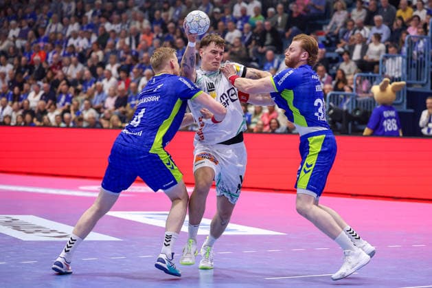 30 04 2026, Handball, 1 HBL, VfL Gummersbach Frisch Auf Göppingen, Season 2025 2026 Men, Schwalbe Arena Victor Klove Frisch Auf Göppingen 07 in a duel against Tom Kiesler VfL Gummersbach 30 and Ellioi Snaer Vioarsson VfL Gummersbach 04 North Rhine-Westphalia Germany