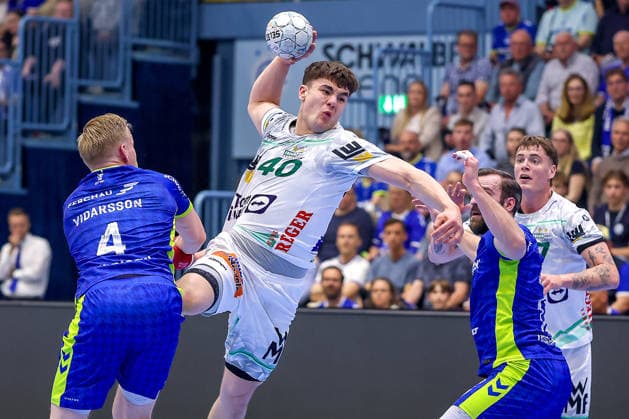 30 04 2026, Handball, 1 HBL, VfL Gummersbach Frisch Auf Göppingen, Season 2025 2026 Men, Schwalbe Arena Elias Newel Frisch Auf Göppingen 40 throws the ball on goal against Ellioi Snaer Vioarsson VfL Gummersbach 04 Teitur Örn Einarsson VfL Gummersbach 14 North Rhine-Westphalia Germany