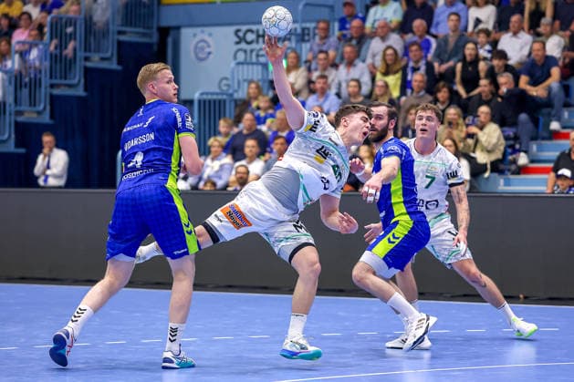 30 04 2026, Handball, 1 HBL, VfL Gummersbach Frisch Auf Göppingen, Season 2025 2026 Men, Schwalbe Arena Elias Newel Frisch Auf Göppingen 40 throws the ball on goal against Ellioi Snaer Vioarsson VfL Gummersbach 04 Teitur Örn Einarsson VfL Gummersbach 14 North Rhine-Westphalia Germany