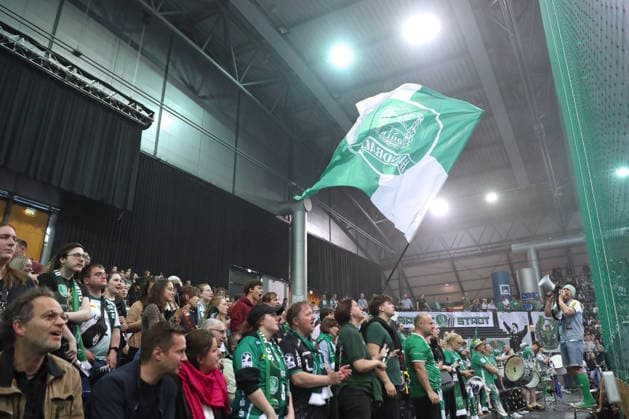 Handball DAIKIN HBL, SC DHfK Leipzig HC Erlangen 30 04 2026 View into the SC DhfK fan block with big flag, atmosphere handball, DAIKIN HBL, 1 Bundesliga, season 2025 2026, matchday 30 SC DHfK Leipzig vs HC Erlangen on 30 04 2026 at Quarterback Immobilien Arena Leipzig Copyright: xBEAUTIFULxSPORTS JanxKaeferx