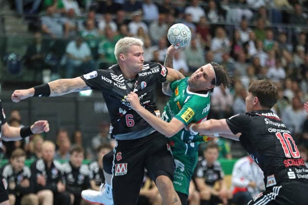 Handball DAIKIN HBL, SC DHfK Leipzig - HC Erlangen; 30.04.2026 Dean Bombac (67, SC DHfK Leipzig) kollidiert mit Marek Nissen (6, HC Erlangen). Handball, DAIKIN HBL, 1. Bundesliga, Saison 2025 2026, 30. Spieltag: SC DHfK Leipzig vs. HC Erlangen am 30.04.2026 in der Quarterback Immobilien Arena Leipzig. *** Handball DAIKIN HBL, SC DHfK Leipzig HC Erlangen 30 04 2026 Dean Bombac 67, SC DHfK Leipzig collides with Marek Nissen 6, HC Erlangen Handball, DAIKIN HBL, 1 Bundesliga, Season 2025 2026, Matchday 30 SC DHfK Leipzig vs HC Erlangen on 30 04 2026 at Quarterback Immobilien Arena Leipzig Copyright: xBEAUTIFULxSPORTS JanxKaeferx