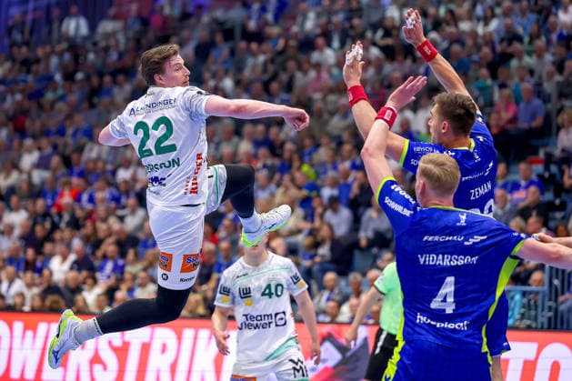 30 04 2026, Handball, 1 HBL, VfL Gummersbach Frisch Auf Göppingen, Season 2025 2026 Men, Schwalbe Arena Erik Persson Frisch Auf Göppingen 22 throws the ball on goal against Ellioi Snaer Vioarsson VfL Gummersbach 04 Stepan Zeman VfL Gummersbach 66 North Rhine-Westphalia Germany