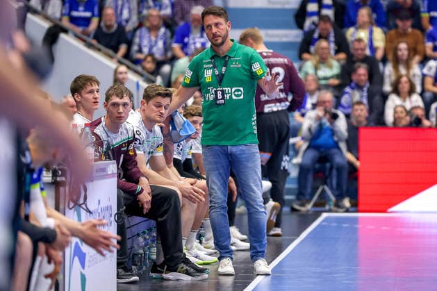 30 04 2026, Handball, 1 HBL, VfL Gummersbach Frisch Auf Göppingen, Season 2025 2026 Men, Schwalbe Arena Head coach Benjamin Matschke Frisch Auf Göppingen hc gesticulating on the sidelines North Rhine-Westphalia Germany
