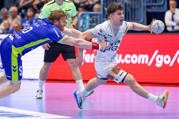 30 04 2026, Handball, 1 HBL, VfL Gummersbach Frisch Auf Göppingen, Season 2025 2026 Men, Schwalbe Arena Tom Kiesler VfL Gummersbach 30 in duel against Elias Newel Frisch Auf Göppingen 40 North Rhine-Westphalia Germany