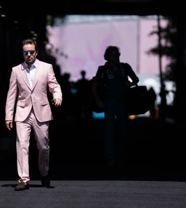 Miami Grand Prix 2026 - Fernando Alonso - Media Day FERNANDO ALONSO (ESP) of Aston Martin Aramco Formula One Team wearing a pink BOSS Suit arriving in style in the paddock on Thursday (Media Day) during the 2026 Formula 1 Crypto.com Miami Grand Prix at the Miami International Autodrome on April 30, 2026. Photo by Antoine Lapeyre ABACAPRESS.COM Miami United States  Copyright: xLapeyrexAntoine ABACAx