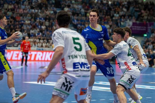 Miro Schluroff, Back, VfL Gummersbach 15 , Rutger ten Velde, Outside, Frisch Auf Goeppingen 5 , VfL Gummersbach vs Frisch Auf Goeppingen, Daikin Handball Bundesliga, Men , Matchday 30, 30 04 2026 Gummersbach NRW Germany Copyright: xkolbert-press MartinxWdziecznyx