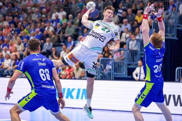 30 04 2026, Handball, 1 HBL, VfL Gummersbach Frisch Auf Göppingen, Season 2025 2026 Men, Schwalbe Arena Oskar Sunnefeldt Frisch Auf Göppingen 27 throws the ball on goal against Stepan Zeman VfL Gummersbach 66 Tom Kiesler VfL Gummersbach 30 North Rhine-Westphalia Germany