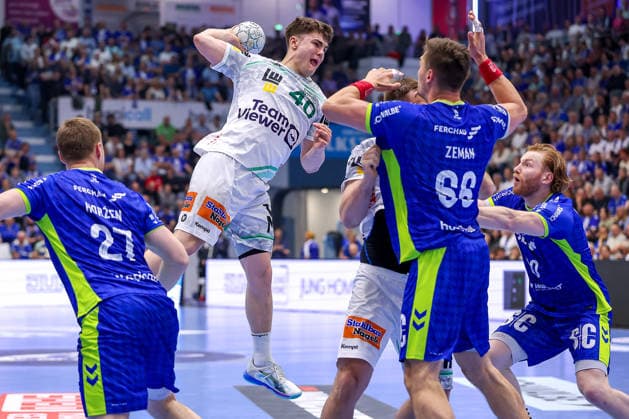30 04 2026, Handball, 1 HBL, VfL Gummersbach Frisch Auf Göppingen, Season 2025 2026 Men, Schwalbe Arena Elias Newel Frisch Auf Göppingen 40 throws the ball on goal against Kristjan Horzen VfL Gummersbach 27 Stepan Zeman VfL Gummersbach 66 Tom Kiesler VfL Gummersbach 30 North Rhine-Westphalia Germany