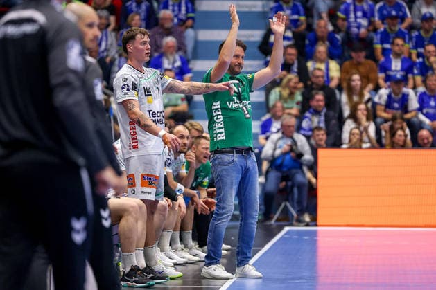 30 04 2026, Handball, 1 HBL, VfL Gummersbach Frisch Auf Göppingen, Season 2025 2026 Men, Schwalbe Arena Head coach Benjamin Matschke Frisch Auf Göppingen hc gesticulating on the sidelines North Rhine-Westphalia Germany