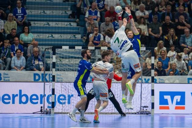 Victor Kloeve, backcourt, Frisch Auf Goeppingen 7 , Tom Kiesler, backcourt, VfL Gummersbach 30 , VfL Gummersbach vs Frisch Auf Goeppingen, Daikin Handball Bundesliga, Men , Matchday 30, 30 04 2026 Gummersbach NRW Germany Copyright: xkolbert-press MartinxWdziecznyx