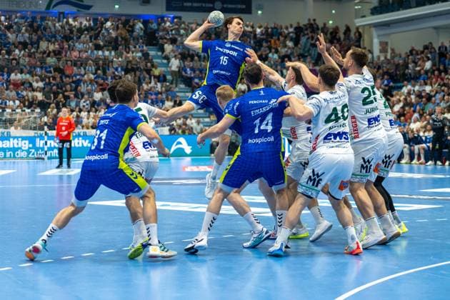 Miro Schluroff, backcourt, VfL Gummersbach 15 , Kay Smits, backcourt, VfL Gummersbach 31 , Elias Newel, backcourt, Frisch Auf Goeppingen 40 , VfL Gummersbach vs Frisch Auf Goeppingen, Daikin Handball Bundesliga, Men , Matchday 30, 30 04 2026 Gummersbach NRW Germany Copyright: xkolbert-press MartinxWdziecznyx