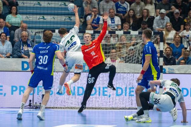 Bertram Obling, Goalkeeper, VfL Gummersbach 16 , Elias Newel, Backcourt, Frisch Auf Goeppingen 40 , Tom Kiesler, Backcourt, VfL Gummersbach 30 , VfL Gummersbach vs Frisch Auf Goeppingen, Daikin Handball Bundesliga, Men , 30 Matchday, 30 04 2026 Gummersbach NRW Germany Copyright: xkolbert-press MartinxWdziecznyx