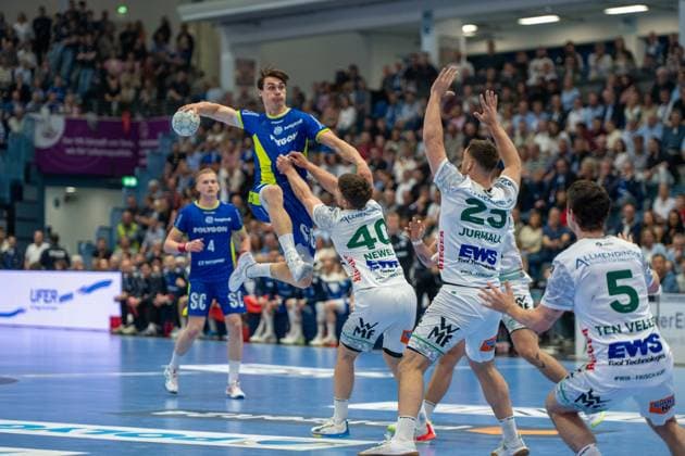 Miro Schluroff, backcourt, VfL Gummersbach 15 , Elias Newel, backcourt, Frisch Auf Goeppingen 40 , Ludvig Jurmala, rebounder, Frisch Auf Goeppingen 25 , VfL Gummersbach vs Frisch Auf Goeppingen, Daikin Handball Bundesliga, Men , Matchday 30, 30 04 2026 Gummersbach NRW Germany Copyright: xkolbert-press MartinxWdziecznyx